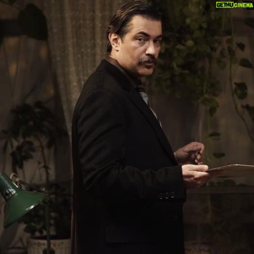 Habib Rezaei - 9.4K Likes - فیلم #بیحسی_موضعی ساخته #حسین_مهکام به شهادت تنها تماشاگرانش تا به امروز،در جشنواره جهانی فیلم فجر
که به شکل استثنایی به ۳ سانس فوقالعاده رسید، فیلمی دیدنی شده است.بدون ادعای گفتن حرفهایمهم،
یک ساعت حال خوب و فضای کمی مفرح و سادهای ایجاد می کند که همین وظیفه اگر درست انجام شده باشد،در این روزگار بدحال،به نظر نگارنده کار مهمی صورت گرفته.بماند که بعد از مدتهاغیبت از پرده،با حضور گرم و جذاب #پارساپیروزفر روبرو هستیم و بازیهای دلنشینی شاهد خواهیم بوداز #حسن_معجونی همیشه شیرین و #سهیل_مستجابیان با اولین حضورش و یک #باران_کوثری متفاوت.و یک #محمد_بحرانی غیر منتظره و شنیدنی!در بستری ساده وروان و
بیادعا.این فیلم باید سال گذشته اکران میشد در فضا وشرایط عادی.که متاسفانه به موانع عجیب،اما از شدت تکرار،عادیِاکران شدن برخورد کرد-از هرنوع که بدانی و
میدانیم-و حالا باید ببینیم که در این روزگار میشودکه به صورت درست و درخوری،به چشم ونظر مخاطب برسد یا نه؟
حرفها بماند در زمانی که به امید خدا فیلم دیده شد...فعلا همین.
@hosseinmahkam
@hassanmadjooni
@mohamadbahrani_official
@itsoheil
@film_news