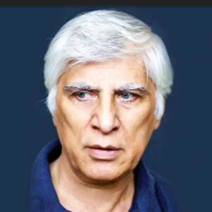 Habib Rezaei Instagram - بی‌اغراق تولد شما وقار کلمات و عیار تاریخ نمایش‌و فخر هر ایرانی به داشتن چنین قله رفیع وتمام‌ُکمالْ«پارسی»را،
نوسازی می‌کند.
 حیرت ما،از آگاهی،تسلط و قوام‌و‌قدرت ذهن و دانش شماو‌همزمان حسرت ما،از ندیدن جولان دلنشین تصاویر و تابلوهای پر ارزش کارهای در صف‌ِخلق مانده شما،بی‌حد و توصیف است.
پنجمین روز از دی،همیشه بهانه‌ای است برای پاسداشت و گرامیداشت این سایه پر برکت و‌بی‌جانشین و بی‌تکرار.می‌دانیم اما،دل شما،باشوی زخم خورده‌ای است که غریبگی‌در این روزگار،به تقدیرش تبدیل شده و...بگذریم از تلخی‌های مدام دراین دم،
که‌فرصت شکر است،آنهم بی‌پایان.
برای بخت هم‌هوایی و هم‌عصری با شما،که کارنامه کم‌بارحیات مارا،چون نگینی در دست و دل،جلا می دهد.
زادروز  هنرناب‌پارسی،مبارکمان باد

#بهرام_بیضایی