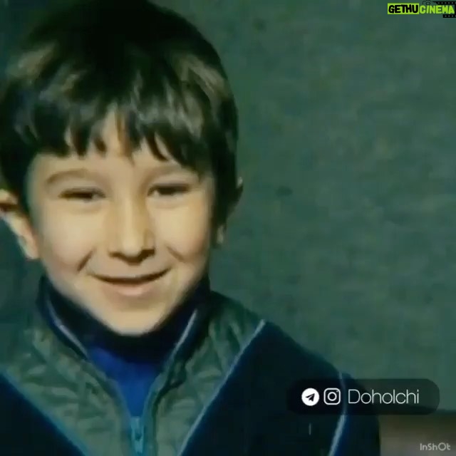 Habib Rezaei - 22.2K Likes - به بهانه #روز_جهانی_کودک که گذشت، یادی کنیم از عباس خان کیارستمی که یادش هرگز نمی گذردو همیشه هست.و شاهکاری به اسم «مشق شب» که در سال ۱۳۶۷ ساخته و برجریده عالم ثبت شد.یکی از هوشمندانه ترین و روانشناسانه ترین نگاه ها به کودکوکودکی و انچه بزرگترها ،میبینند و می سازند،از این جهان بی پیرایه و زلال.هر لحظه اش یک بیانیه جامع از جامعه ای است که میسازیم.چه میشد اگر امروز بزرگسالی این کودکان را میشد دید.
فعلا همین.
*با سپاس از صفحه doholchi,و خانم جهرمی.
#عباس_کیارستمی