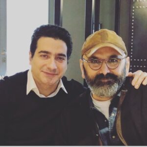 Habib Rezaei Instagram - اصلا کم‌نیست که تقریبا دست نیافتنی است اینکه :برای یک  نام که مدتهاست خودش سایه دار و قائم به ذات،فارغ از گنج و‌حجم‌پرقدر فامیلی اش،مشغول رنگ آمیزی جهان ماست با شرافت و نبوغِ ‌فرا انسانیش،می توان با خیال آسوده،کلام اضافه را،مرخص کنیم و بگوییم: امروز به تاریخ سی ویک اردیبهشت هزارسیصدو نود ونه: میلاد همایون است. و همین.
و حدیث مفصلی در خود نانوشته داشته باشد که همه در هرجای این سرزمین و جهان بی مرز باشند در ذهن و دل بخوانند و بدانند و لبخندی از ذوق و لذتی از غرور را تجربه کنند... چه ناب است رفاقتت همایون جان  و چه مبارک و با طروات است امروز. 
خدا حفظت کند که در امن و امان باشی و بمانی برای همه ما.
@homayounshajarian 
#همایون_شجریان