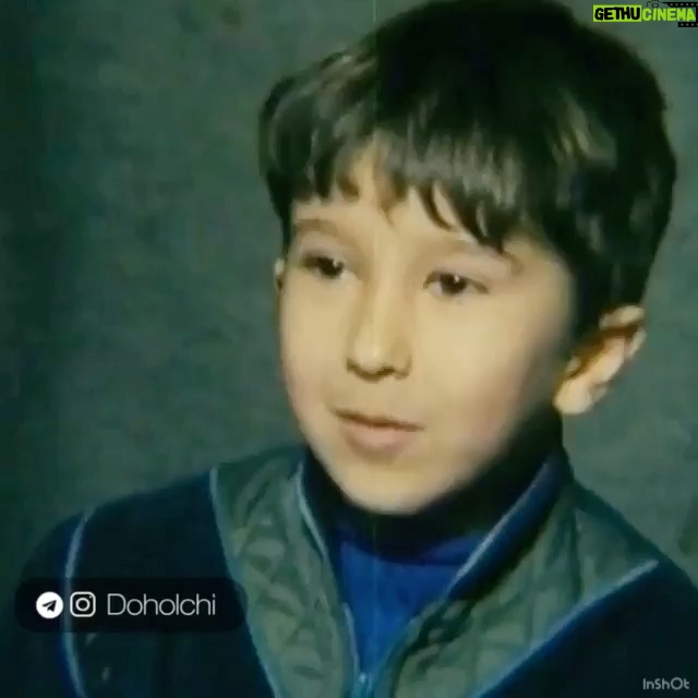 Habib Rezaei - 22.2K Likes - به بهانه #روز_جهانی_کودک که گذشت، یادی کنیم از عباس خان کیارستمی که یادش هرگز نمی گذردو همیشه هست.و شاهکاری به اسم «مشق شب» که در سال ۱۳۶۷ ساخته و برجریده عالم ثبت شد.یکی از هوشمندانه ترین و روانشناسانه ترین نگاه ها به کودکوکودکی و انچه بزرگترها ،میبینند و می سازند،از این جهان بی پیرایه و زلال.هر لحظه اش یک بیانیه جامع از جامعه ای است که میسازیم.چه میشد اگر امروز بزرگسالی این کودکان را میشد دید.
فعلا همین.
*با سپاس از صفحه doholchi,و خانم جهرمی.
#عباس_کیارستمی