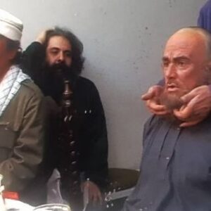 Habib Rezaei Instagram - لطفا ورق بزنید...
و دقیقا ۱۹ سال پیش!!را مرور کنیم درهمچین روزهایی حین اجرای نمایش #خروس
از کارهای ماندگار محمدخان رحمانیان عزیز، در سالن چارسوی تئاترشهر. ماندگار،نه فقط برای قابلیت های استثنایی متن و‌جزییات درخشان اجراو کارگردانی-بازی در نقش طالبان برای صاحب این قلم که،فراموش نشدنی بود- بلکه برای یکی از حیرت انگیز ترین حضورهای بی بدیل زنده یاد#احمد_آقالو که واقعا هرگز جایش پر نمی شود.
و این گنجینه سیف الله خان‌صمدیان عجب معدن وسوسه انگیزی است برای انچه در این چند دهه گذشته است. ممنون از او‌‌ و‌حضور همیشه حاضرش و‌ثبت بی وقفه از هر انچه ارزش دوباره و‌چندباره دیدن داشته و‌دارد.
و حرف حیاتی این روزها:
کاش همه در خانه می ماندیم و....همین.