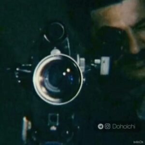 Habib Rezaei Instagram - به بهانه #روز_جهانی_کودک که گذشت، یادی کنیم از عباس خان کیارستمی که یادش هرگز نمی گذردو همیشه هست.و شاهکاری به اسم «مشق شب» که در سال ۱۳۶۷ ساخته و برجریده عالم ثبت شد.یکی از هوشمندانه ترین و روانشناسانه ترین نگاه ها به کودک‌و‌کودکی و انچه بزرگترها ،میبینند و می سازند،از این جهان بی پیرایه و زلال.هر لحظه اش یک بیانیه جامع از جامعه ای است که میسازیم.چه میشد اگر امروز بزرگسالی این کودکان را میشد دید.
فعلا همین.
*با سپاس از صفحه doholchi,و خانم جهرمی.
#عباس_کیارستمی