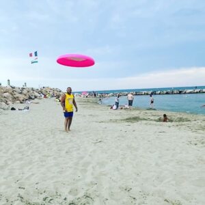 Hadj Ali Menad Instagram - Un moment frisbee @mohamed_kohlanta #frisbee #plage #loisirs #canetenroussillon #sport #pub #cadreur #realisation