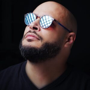 Hadj Ali Menad Instagram - @codedacting #photography #lunettes #lumiere #couleurs #photo #portrait #fondnoir #lumix