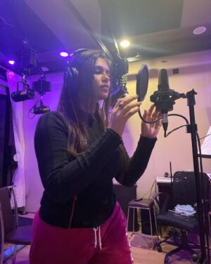 Haelyn Shastri Instagram - #Behindthescenes part 2 quizas quizas x babuji dheere chalna
Music produced by @tanoojsaini 
📍: @twelvestringsproduction 

#quizasquizasquizas  x #babujidheerechalna❤️ #singing #musicproduction