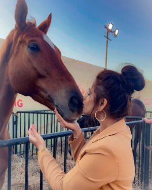 Haelyn Shastri Instagram - Meeting cinnamon soon 🐎 

 #mahalaxmiracecourse #haelynshastri  #horselove  #horsies