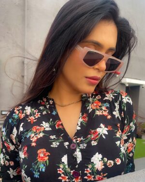 Haelyn Shastri Instagram - “Slaying my day with one shade at a time.” 😎
🕶️: @eyewearlabs 
.
.
.
.
.
#haelynshastri #sunsetphotography  #sunsetsky  #portraitphotography  #sunglasseslover  #grwmoutfit  #fypage✨  #suggestedposts
