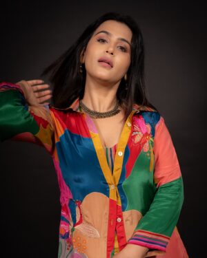 Haelyn Shastri Instagram - “Bold colors, bold moves.” 🔥

👗- @kaftanize_clothing
💃- @stylebyriyajain
✨: @silverbell.networks
📸: @tanoojsaini 

#fashion #Style #outfitoftheday #haelynshastri
#Trendy #LookBook  #fashiondaily #kaftanize  #ootd  #lookbookindo  #silkdress #portraitphotography  #actresshot