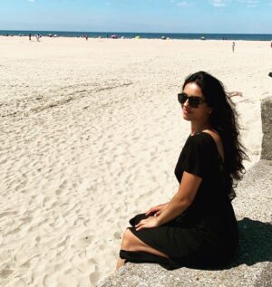 Hafsia Herzi Instagram - Quelques jours de repos avant la reprise #summer #sea #deauville @persol @sezane #tumeritesunamour @ffangouleme 🎞🌷
