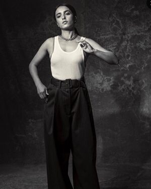 Hafsia Herzi Instagram - Merci @mixtemagazine #photo @antoineharinthe @tomford @driesvannoten @cartier @genesetalents #tumeritesunamour #youdeservealover toujours au cinéma 🎞