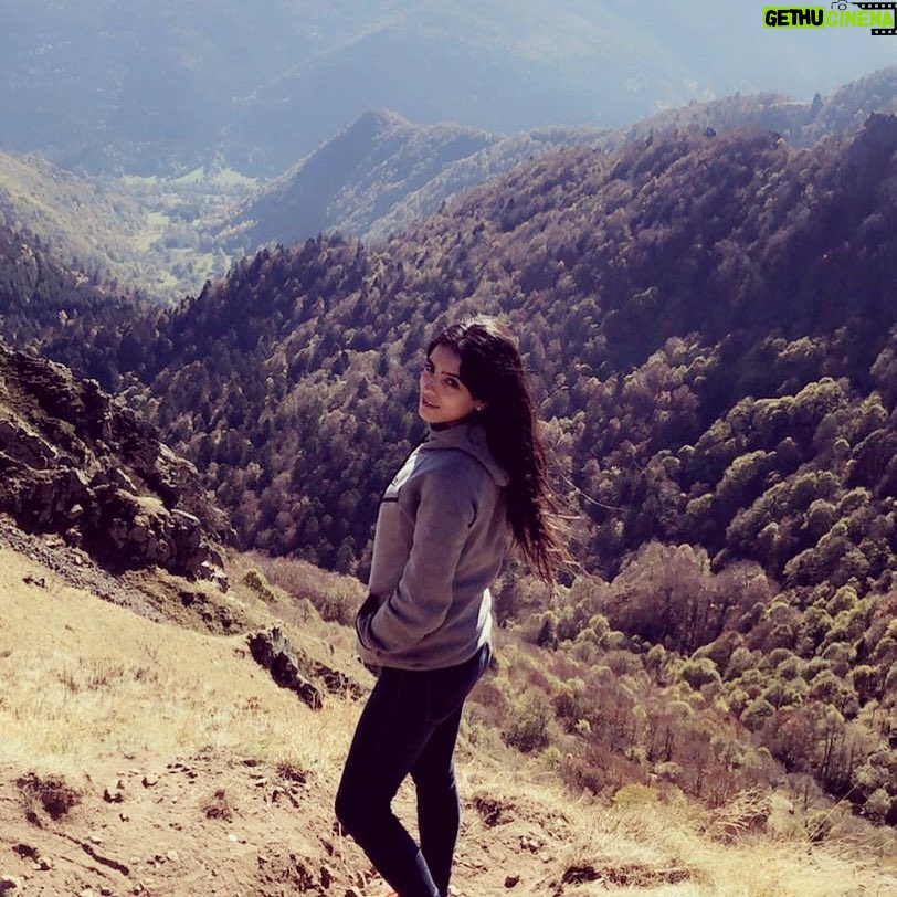 Hafsia Herzi - 1K Likes - Un peu de repos avant la reprise 🎬 #tumeritesunamour 🎥 #montagne #vosges 💕