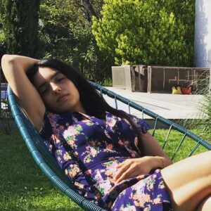 Hafsia Herzi Instagram - #ontheset 🎥🌞#personanongrata 🌷#iris #makeup @mathildejossetmakeup #hairstyle @margoblachehairdresser ❤️