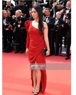 Hafsia Herzi Instagram - Montée des marches réalisateurs @festivaldecannes @semaine_de_la_critique un grand merci à @sakinaparis #dress @maisonernest @isabelbordji #heels @charlottechesnaisjewelry #jewelry #makeup #hairstyle @franckprovostparis @oliviaprovost_provalliance 🎬🌷 #tumeritesunamour