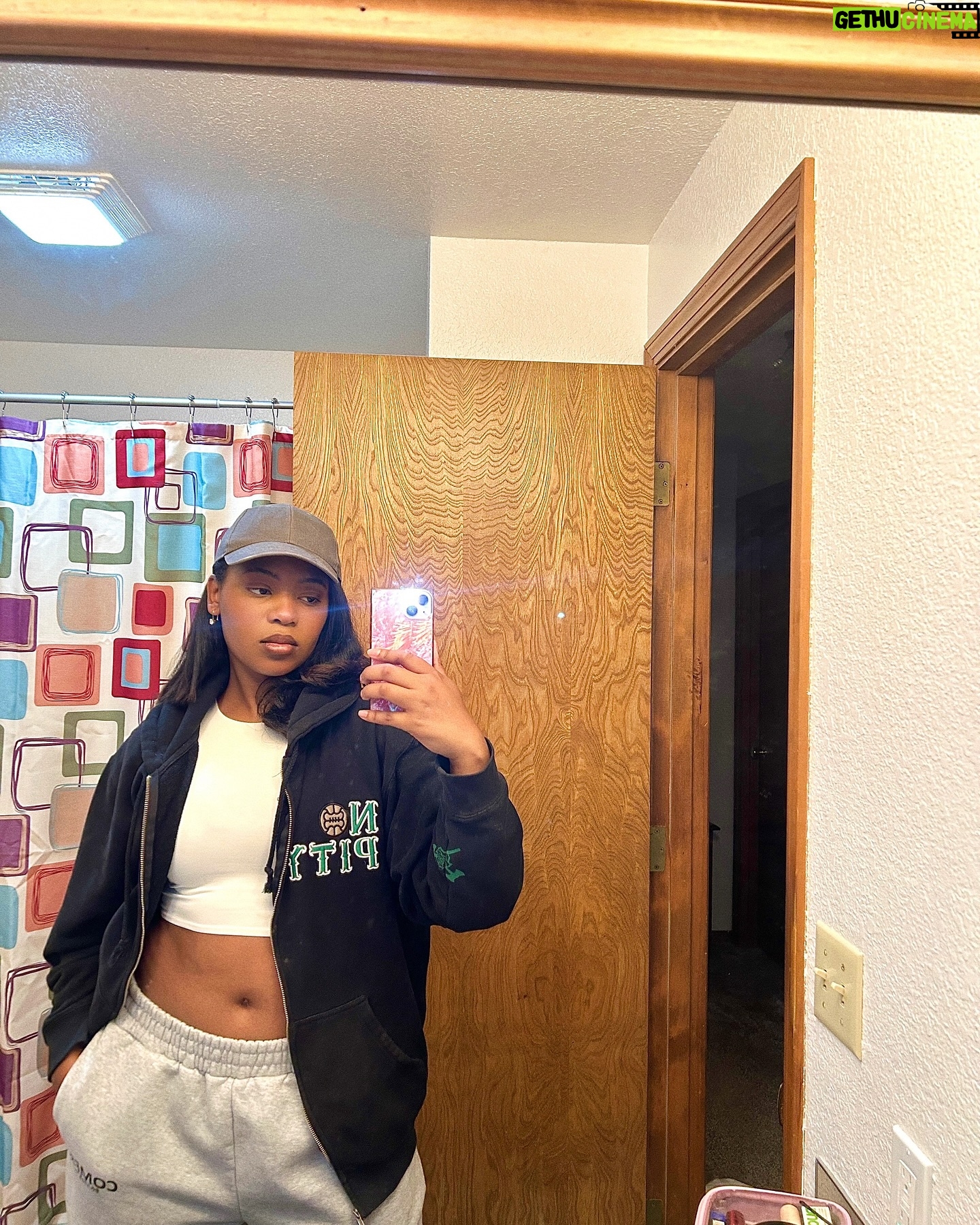 Hailey Kilgore - 3 Likes - I’m just here so I don’t get fined