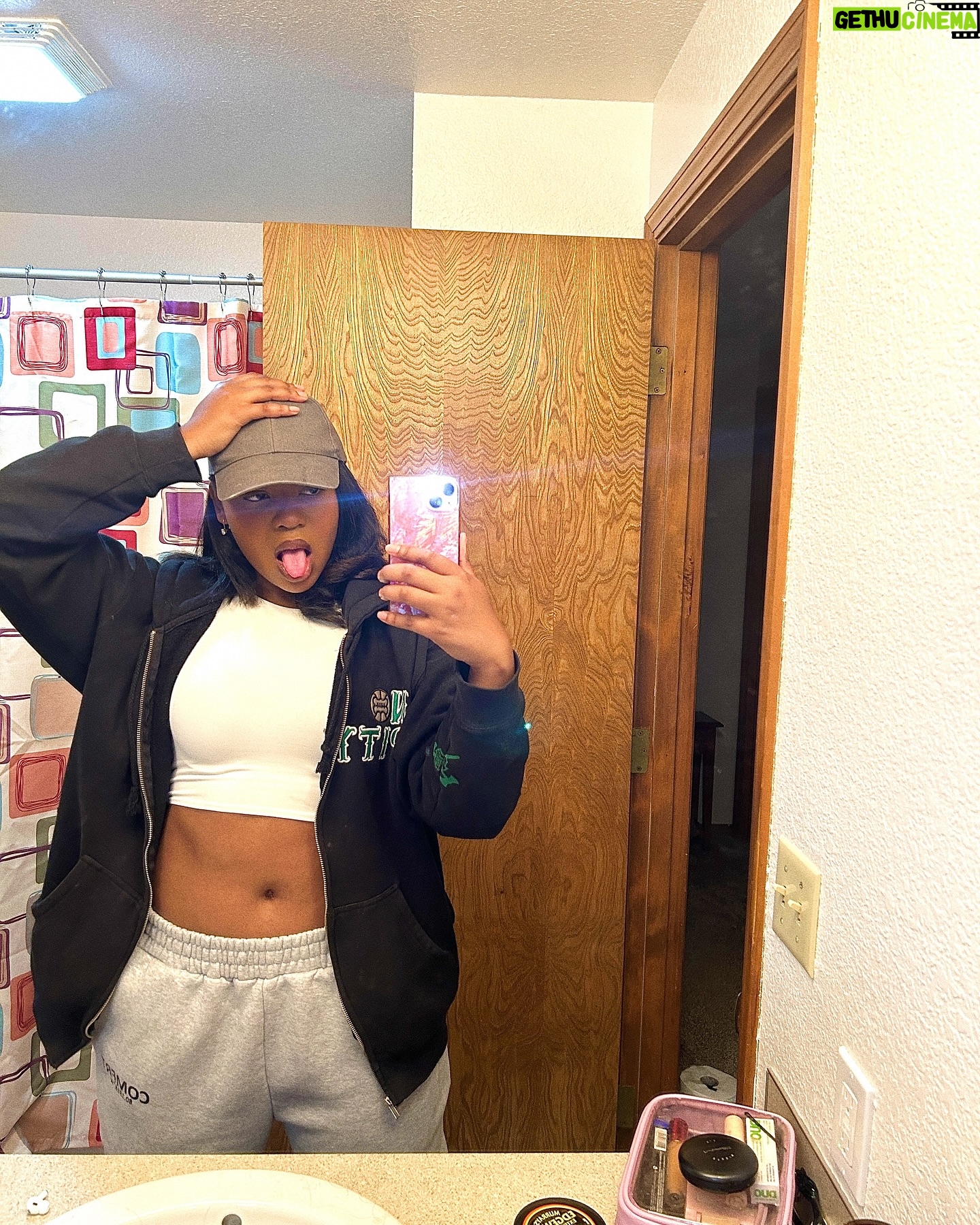 Hailey Kilgore - 3 Likes - I’m just here so I don’t get fined