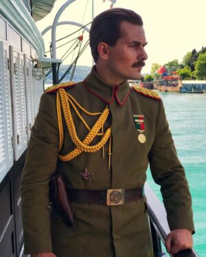 Hakan Dinçkol Instagram - Bu rüyanın içinde olup, Ulu Önder Mustafa Kemal Atatürk’ü oynayabilmek benim için büyük gurur. Kamera önünde ve arkasında harika işler çıkaran bütün ekibe sonsuz sevgiler teşekkürler.
#perapalastageceyarısı #netflix #netflixturkiye
