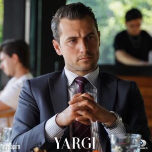Hakan Dinçkol Instagram - “BU BİR TEŞEKKÜR YAZISIDIR.”
YARGI dizi ailesinin bir parçası olmaktan ve sezon boyunca bu heyecanı yaşamak yaşatmaktan büyük keyif aldım. Bu vesileyle bir çok değerli dostluk ve arkadaşlığı da yanımda götürüyorum. Unuttuğum olur da  üzülürüm diye isimleri tek tek yazmak yerine emeği geçen herkese çok teşekkür ediyorum. İyi ki varsınız 🙏 En kısa zamanda tekrar görüşmek üzere. Sürçü lisan ettiysek affola. Eyvallah 🖐
