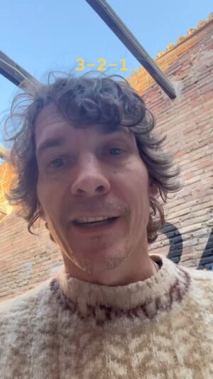 Håkan Hellström Instagram - Hej! Håkans nya skivbolag här. Vi tänkte berätta att vi släppt en jättefin lyric video till nya låten. Så nu är det bara för alla sjunga med! Hela videon finns på Youtube-kanalen. Tryck på länken i bio så kommer du dit.