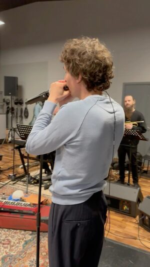 Håkan Hellström Instagram - Repetionerna fortsätter för fullt inför sommarens turné. Några städer är redan slutsålda, andra har fåtal biljetter kvar. På flera större utomhusscener finns det än så länge biljetter kvar. Missa inte chansen att se Håkan med bandet och kören i sommar. Det kommer bli fina sommarminnen!
/Tro & Tvivel