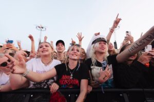 Håkan Hellström Instagram - Kära publik! Stockholm! Lasse Winnerbäck! Lucianoz! Sången, sommarnatten, värmen i stadionkitteln! Den ljuvliga, melankoliska, annalkande hösten, peace and love, pride and understanding! 
Inpräntat i hjärtat mitt så länge det slår!❤️🌈🔥
-Håkan

📸 Annika Berglund
