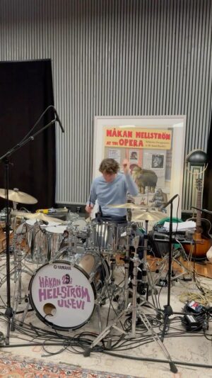 Håkan Hellström Instagram - Hallå! Repetitionerna inför sommarens turné pågår för fullt i studion och bandet är taggat till tusen. Håkan har ju varit trummis i flera band tidigare. Om det här var ett spontant infall eller om vi får se honom vid trummorna i sommar återstår att se. ☀️
Allt gott,
Tro & Tvivel