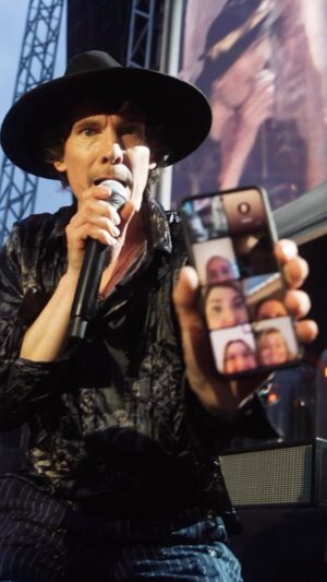 Håkan Hellström Instagram - När Håkan tar din mobil på konserten när du har videosamtal. @hakanko_ 

/Tro & Tvivel