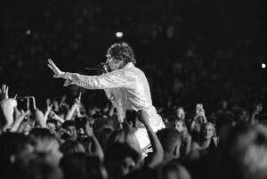 Håkan Hellström Instagram - Kära publik! Stockholm! Lasse Winnerbäck! Lucianoz! Sången, sommarnatten, värmen i stadionkitteln! Den ljuvliga, melankoliska, annalkande hösten, peace and love, pride and understanding! 
Inpräntat i hjärtat mitt så länge det slår!❤️🌈🔥
-Håkan

📸 Annika Berglund