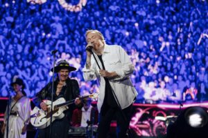 Håkan Hellström Instagram - Kära publik! Stockholm! Lasse Winnerbäck! Lucianoz! Sången, sommarnatten, värmen i stadionkitteln! Den ljuvliga, melankoliska, annalkande hösten, peace and love, pride and understanding! 
Inpräntat i hjärtat mitt så länge det slår!❤️🌈🔥
-Håkan

📸 Annika Berglund