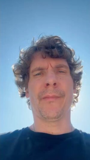 Håkan Hellström Instagram - Hallå! Jag tänkte berätta lite om några låtar på skivan. Och försöka spela dom också. En låt varje vecka. Här kommer del tre med låten ”Fan ta dig”.
#PoetiskaFörsök #FanTaDig