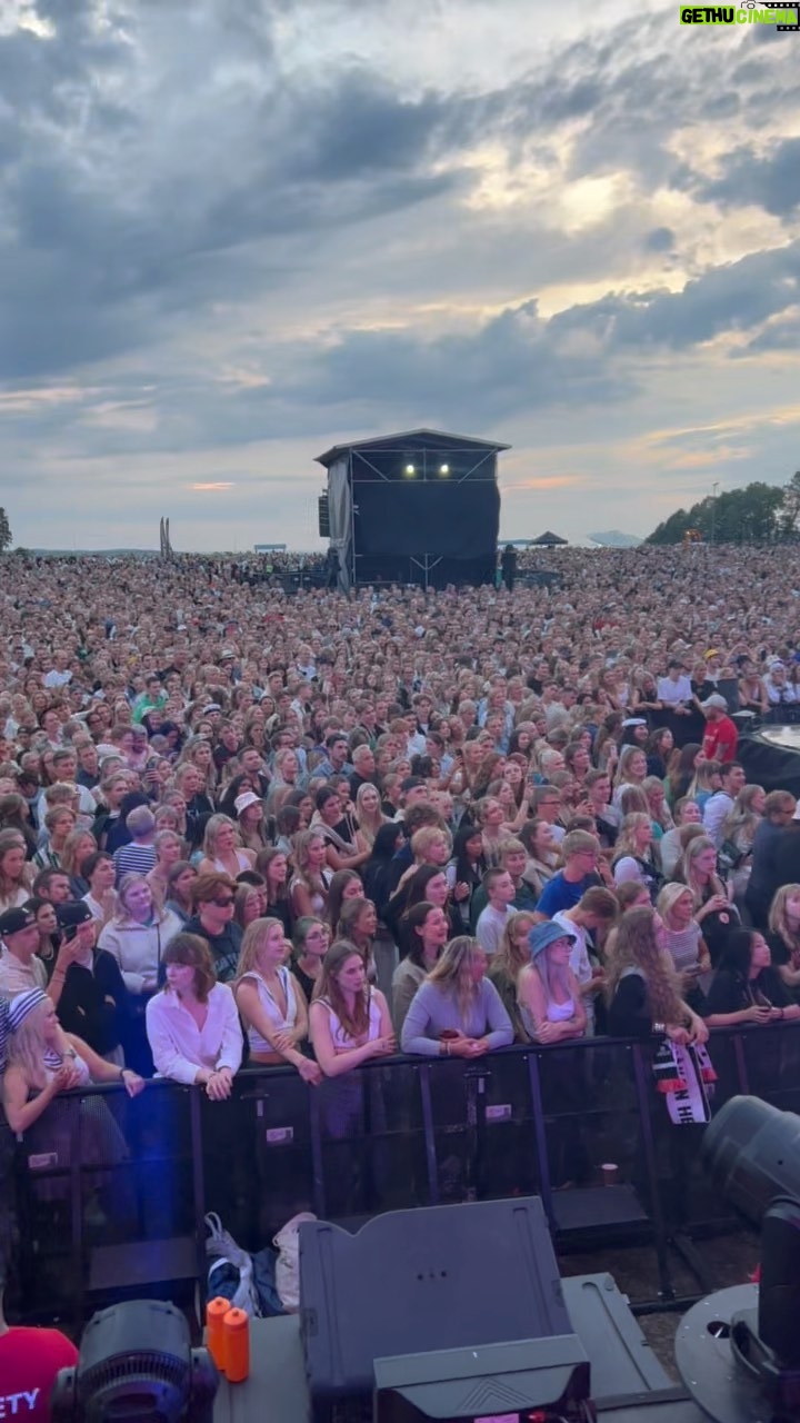 Håkan Hellström - 10.5K Likes - Min bror kom hem med Himmelska dagar och Kungarna från Broadway. Jag lyssnade med stora öron och de skivorna fick mig att köpa resten av plattorna i Gbg’s second hand skivaffärer. En platta kostade 20 kronor där. De första åren försökte jag låta som Plura, skriva som Plura, men med tiden hittade jag liksom lite mer mig själv. Sättet att skriva finns ändå kvar och det består fortfarande av a whole lot of Eldkvarn-DNA.
Idag gör de sin sista spelning och det är verkligen något att sörja, men samtidigt glädjande att de fortfarande spelar. Önskar så att jag var där. Eldkvarn och Plura, jag har sagt det förut men kärlekens tunga vill säga det om och om igen- tack för allt! JAG ÄLSKAR ER💗
-Håkan