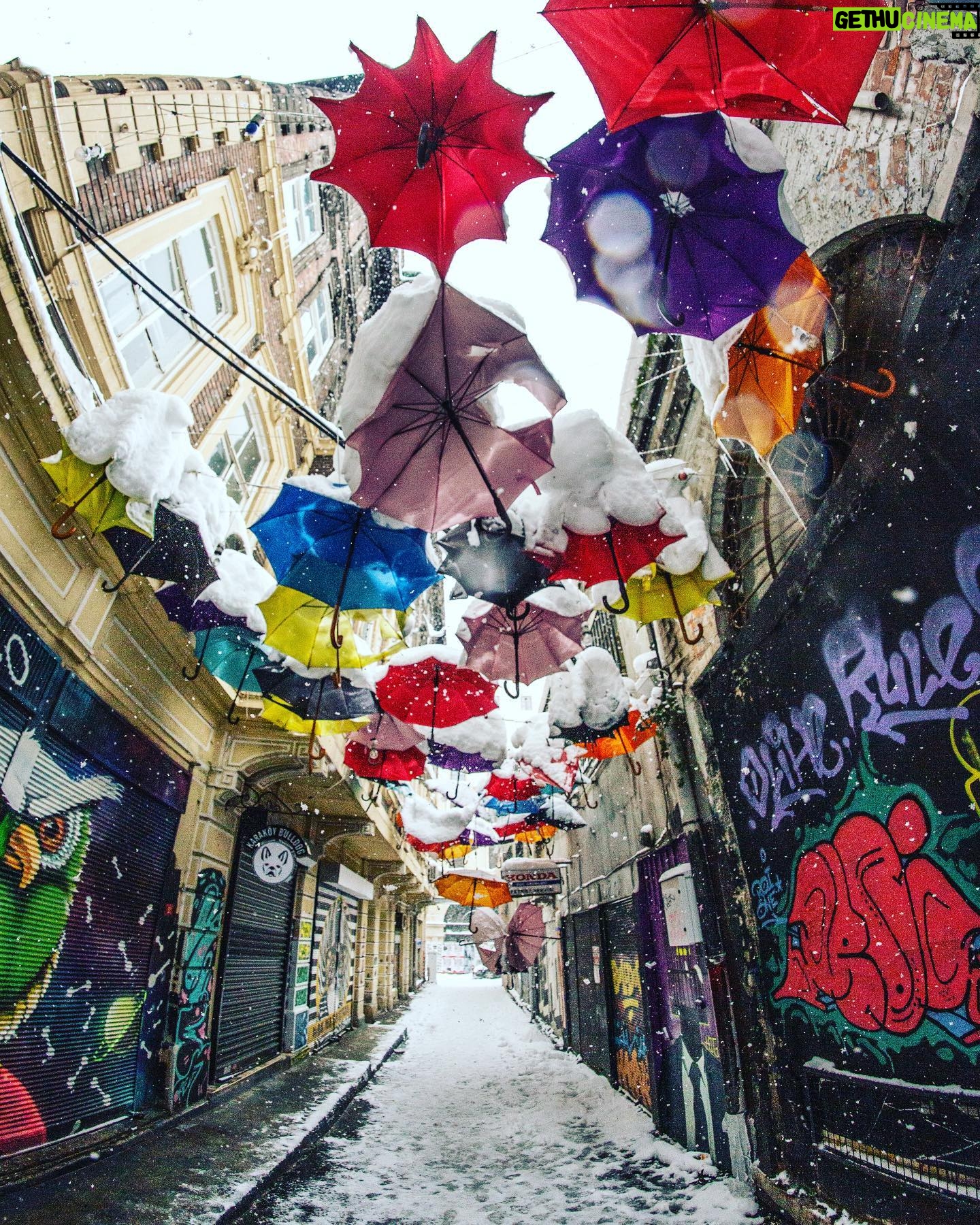 Hakan Ka - 2.2K Likes - KarAköy... Kar geliyor diyorlar, gelsin de güzelliğiyle gelsin, sıkıntısı kimseyi zor durumda bırakmasın 🙏🏻❤️