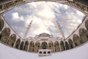 Hakan Ka Instagram - Süleymaniye, kar ve his bulutu... 
#kar #istanbul #laowa #laowa1018mm @laowa_turkiye @venuslaowa #photo #photography #loveislove #snow #mosque #turkey #turkiye #