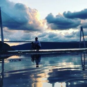 Hakan Ka Instagram - Hiç bir ekleme yapmadan doğal haliyle paylaşıyorum videoyu, bakıp dinlenin diye... Hakan Ka yine yansıma peşinde, bir yandan çekim yaparken bir yandan da video çektim... Her şey, içimiz Özgürlük koksun diye 😊❤️ #istanbul #yansima #reflection #dog # love #evdekal #evdekaltürkiye #stayhome