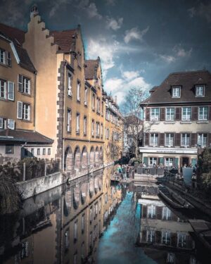 Hakan Ka Instagram - Masal kentlerinden birisi Colmar... Ne şahane bir 3 kişilik tatildi, özlenen cinsten Aşk dolu❤️
#colmar #colmarfrance #strasbourg #france #love #tour #tourism #city #cityphotography #thebebek #hakanka #aşk #iyiakşamlar #reflection #yansıma