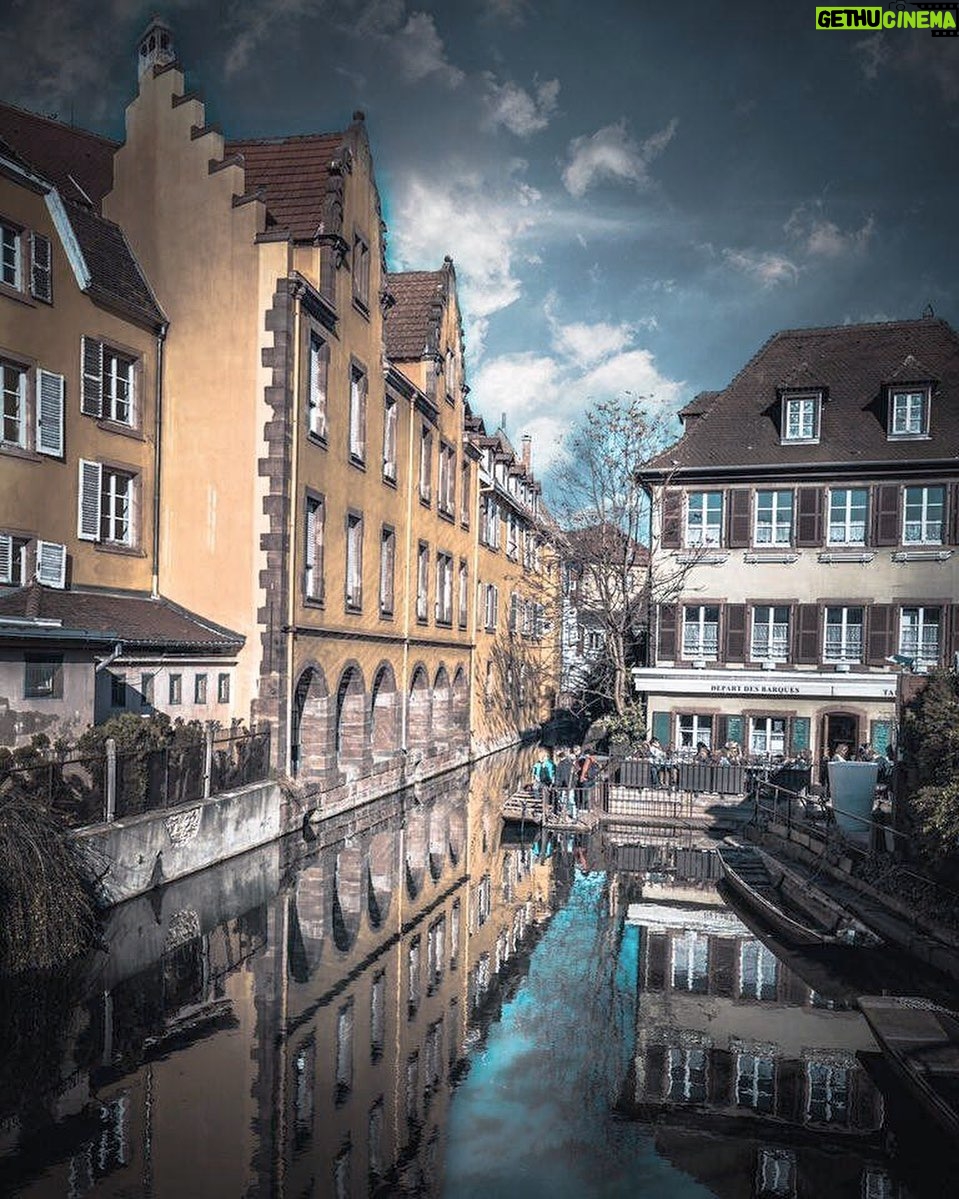 Hakan Ka - 2.3K Likes - Masal kentlerinden birisi Colmar... Ne şahane bir 3 kişilik tatildi, özlenen cinsten Aşk dolu❤️
#colmar #colmarfrance #strasbourg #france #love #tour #tourism #city #cityphotography #thebebek #hakanka #aşk #iyiakşamlar #reflection #yansıma
