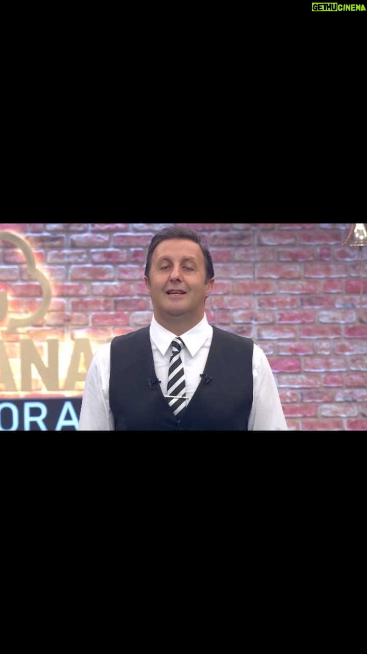 Hakan Ka - 2K Likes - Gencecik şirketim @iyiislerofisi ‘nin Digital içerik üretimi ve program oluşumuna içerik desteği verdiği, Türkiye’nin en iyi prodüksiyon şirketlerinden @pervasizyapim ‘ın yapımcılığını yaptığı, dünyaca ünlü @tbwaistanbul ‘un da yapım ve koordinasyonunu yaptığı @kazananrestoran bu akşam saat 20’de @foxturkiye ekranlarında olacak…
Ülkenin en iyi sunucusu @pervasiz İlker Ayrık’ın sunduğu yarışmada, dünyaca tanınmış ünlü restoranlarda ünlü şeflerle çalışmış, pek çok ünlü restoranın kurucu danışmanı @chefmuratbozok da stüdyoda yarışmacılarla olacak…
@gamzecizreli ve @cuneytasan gibi ülkenin dünya çapında tanınan iki ünlü restoran Patronundan yatırım alma şansına sahip yarışmacılardan birisi ayrıca 500.000 TL büyük ödülün sahibi olacak…
İyi İşler, İyi İzler peşindeyiz…