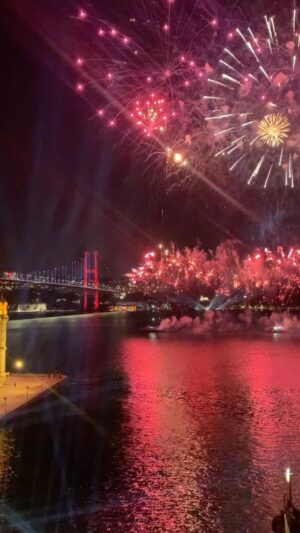 Hakan Ka Instagram - Ne şahane bir çekimdi, İstanbul’la aramızdaki  bir çekimdi, her rengine aşığım İstanbul… Can @ozanguzelce 🙏🏻🙏🏻
#istanbul #türkiye #turkey