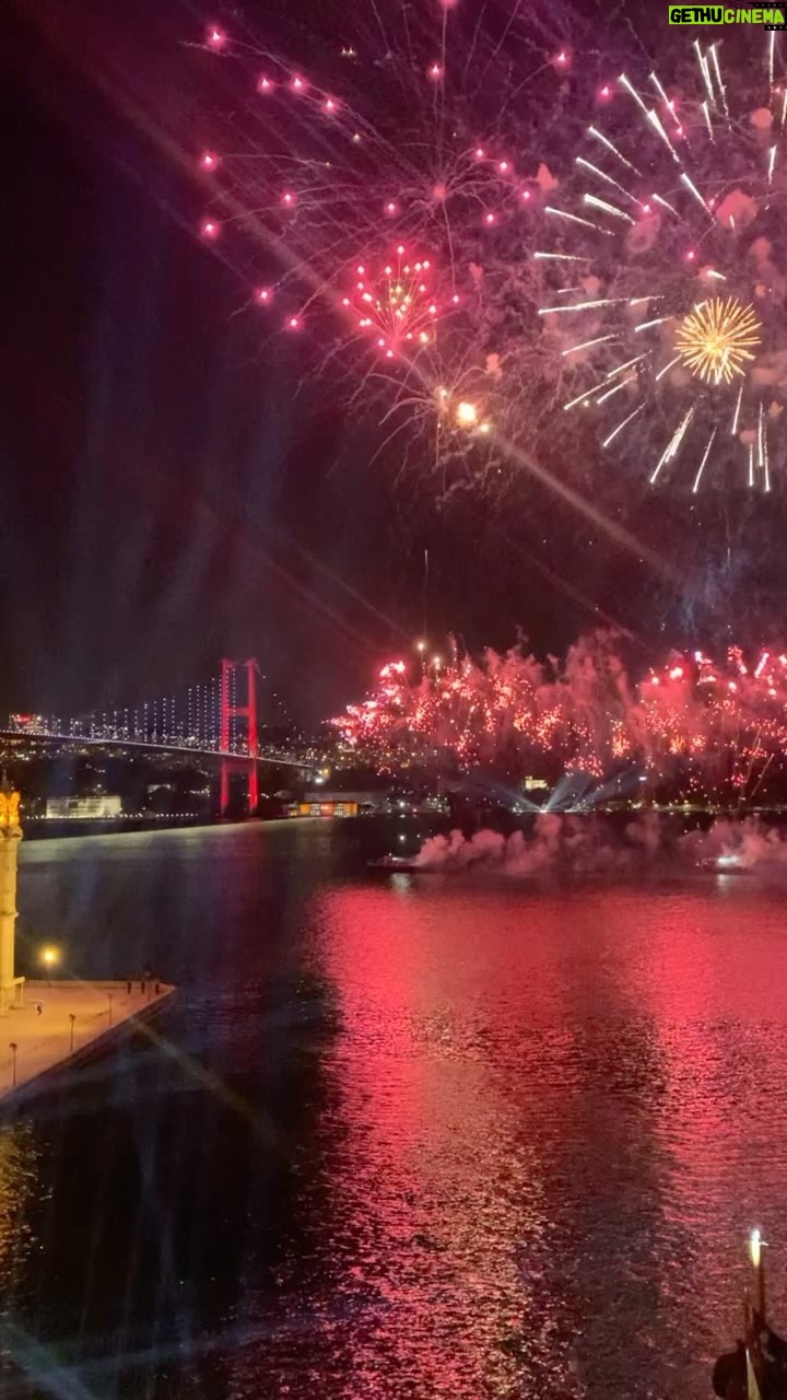 Hakan Ka - 1.5K Likes - Ne şahane bir çekimdi, İstanbul’la aramızdaki bir çekimdi, her rengine aşığım İstanbul… Can @ozanguzelce 🙏🏻🙏🏻
#istanbul #türkiye #turkey