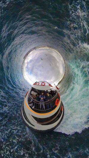 Hakan Ka Instagram - Aşık ol - ol bitmez bu İstanbul. Bakmasını bilene her günü başka bir güzellik, başka bir macera. 
Derin - Derya İstanbul ❤️🙏❤️
#istanbul #vapur #insta360x3 #insta360 #Türkiye #deniz #sea @insta360turkiye @insta360 #anadolugram @anadolugram