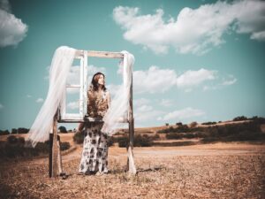 Hakan Ka Instagram - Günaydın, hayata bakacak bir kaç pencere var. Doğru pencereyi seçmek önemli... #window #hakanka #nature #naturephotography #portre #portrait #portraitphotography
