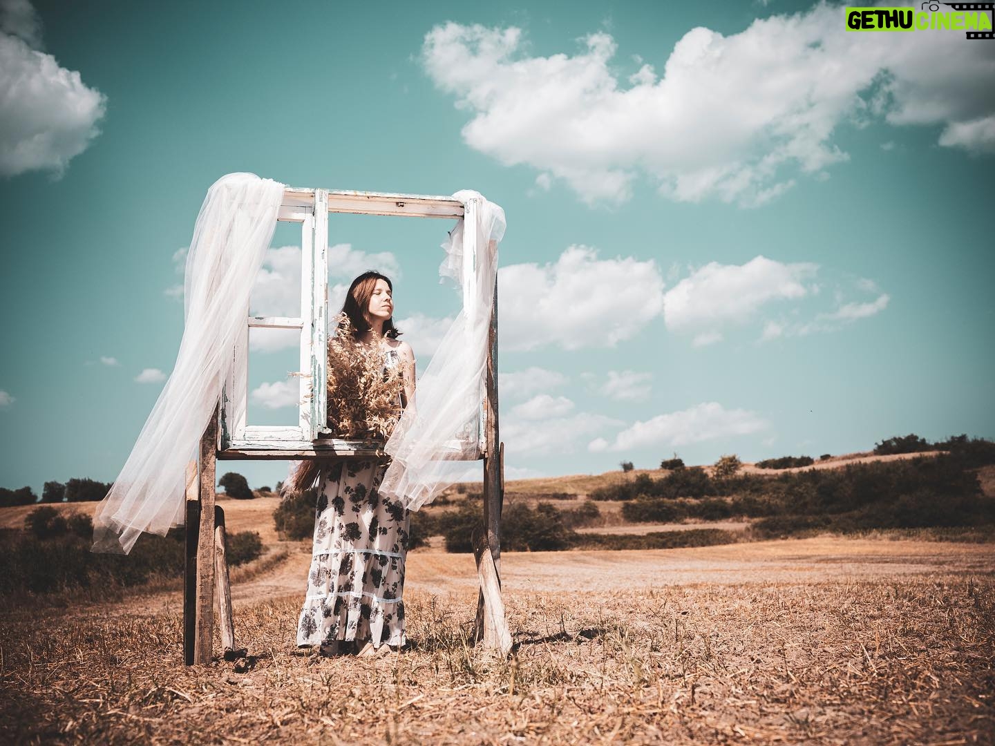 Hakan Ka - 2.1K Likes - Günaydın, hayata bakacak bir kaç pencere var. Doğru pencereyi seçmek önemli... #window #hakanka #nature #naturephotography #portre #portrait #portraitphotography