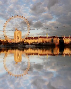 Hakan Ka Instagram - #london Londra’ya her gidişimde en çok zaman geçirdiğim yer #londoneye ve çevresi oluyor. Nereye dönsen bir fotoğraf karesi. Sadece belli dönemlerde ve saatlerde nehirdeki yansıma, altın gibi parlatan ışık ve bol bol fotoğraf… 
@londoneye @visitlondon @london @london.travelers @england #sunset #sun