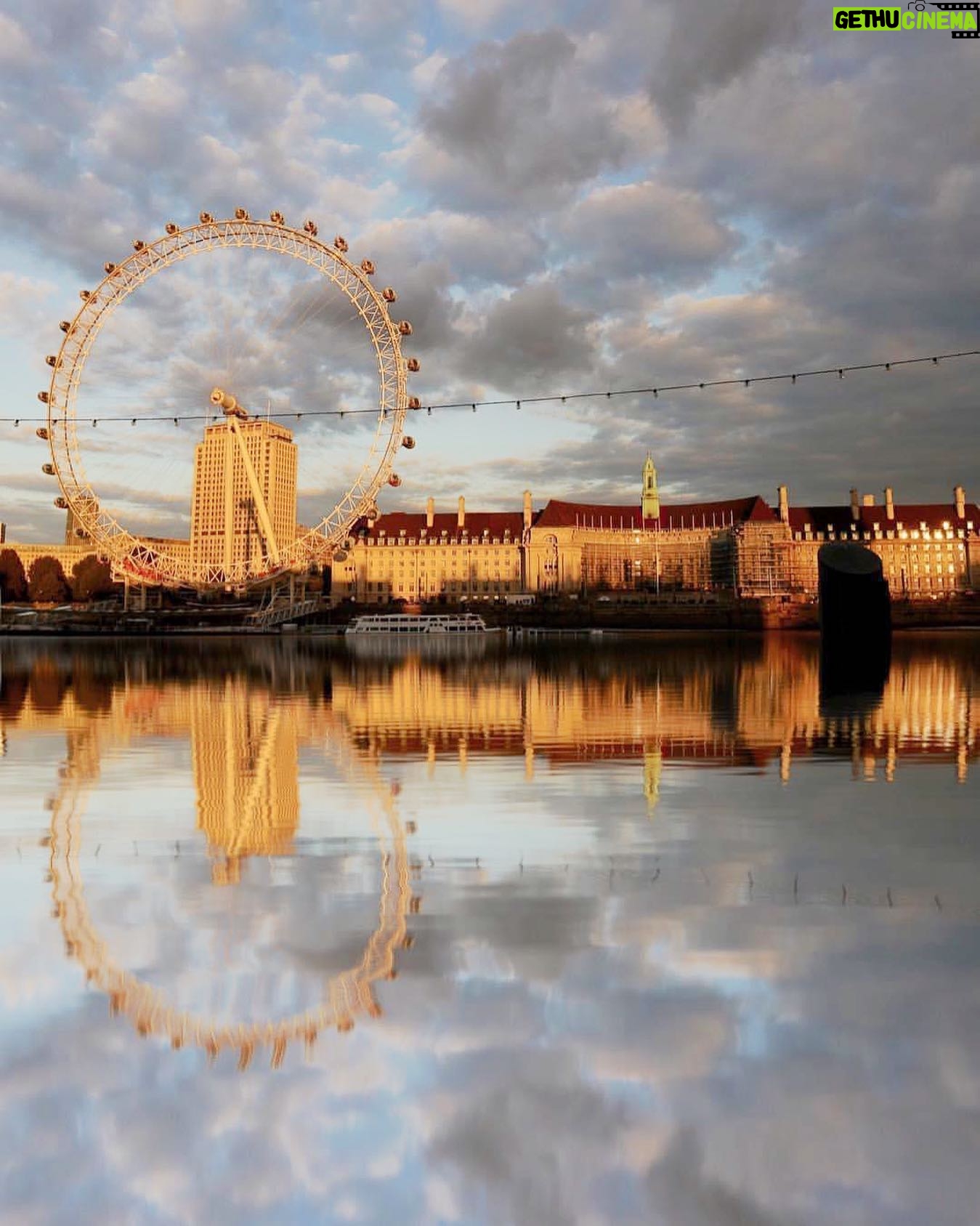 Hakan Ka - 1.8K Likes - #london Londra’ya her gidişimde en çok zaman geçirdiğim yer #londoneye ve çevresi oluyor. Nereye dönsen bir fotoğraf karesi. Sadece belli dönemlerde ve saatlerde nehirdeki yansıma, altın gibi parlatan ışık ve bol bol fotoğraf…
@londoneye @visitlondon @london @london.travelers @england #sunset #sun