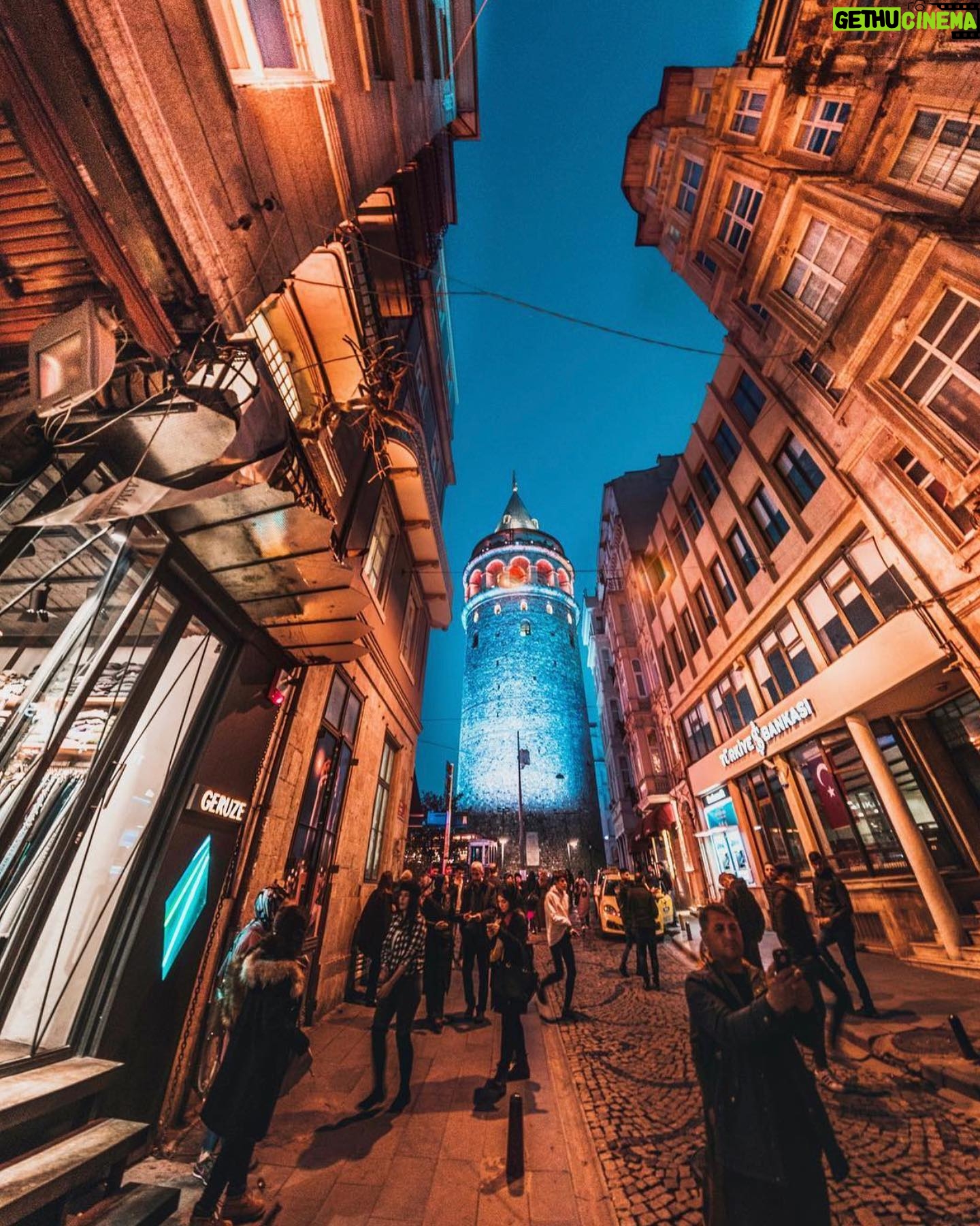 Hakan Ka - 1.4K Likes - Galata’nın benim gibi bir çok insanı kendine aşık eden enerjisini yaşamayan var mı?
#istanbul #galata #turkey #türkiye #goturkey @goturkiye
