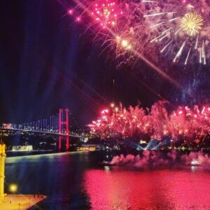 Hakan Ka Instagram - Sizleri doğal görüntüsüyle bir görsel şölene, bir coşku anına davet ediyorum. 🎆 🎆
🎆❤️
❤️ #Havaifişek#doğa#nature#orman#özlemek#evdekal#hayatevesığar#istanbul#ortaköy #turkey#turkiye#oneistanbul#beautifuldestinations#guardiantravelsnaps#igworldclub#photooftheday#natgeotravel#travel#wonderful_places#nature#ourplanetdaily#awesome #earthfocus#travelguide #picoftheday#bestoftheday#altinkare #natgeoyourshot #natgeo