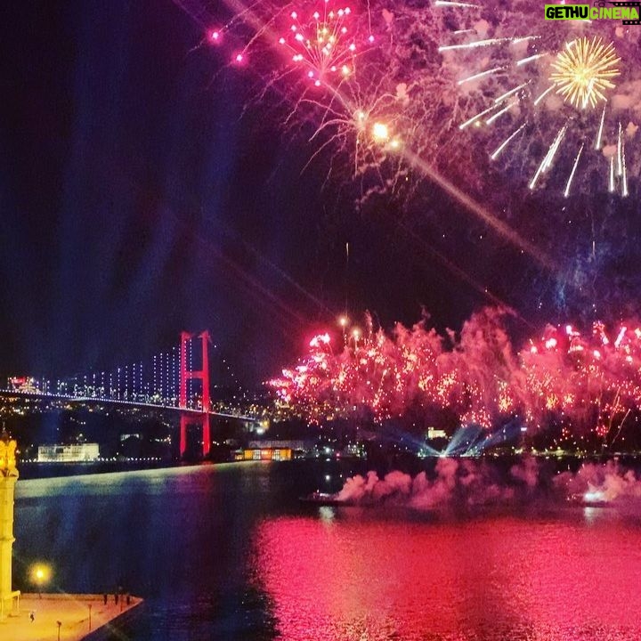 Hakan Ka - 1.4K Likes - Sizleri doğal görüntüsüyle bir görsel şölene, bir coşku anına davet ediyorum. 🎆 🎆
🎆❤️
❤️ #Havaifişek#doğa#nature#orman#özlemek#evdekal#hayatevesığar#istanbul#ortaköy #turkey#turkiye#oneistanbul#beautifuldestinations#guardiantravelsnaps#igworldclub#photooftheday#natgeotravel#travel#wonderful_places#nature#ourplanetdaily#awesome #earthfocus#travelguide #picoftheday#bestoftheday#altinkare #natgeoyourshot #natgeo