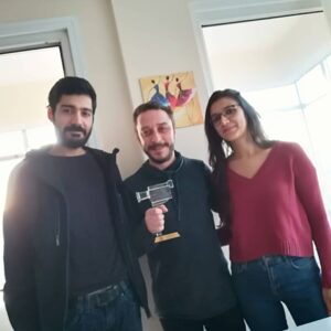 Hakan Karsak Instagram - 5. Setem akademi bak ve uluslararası ipekyolu kısa film en iyi erkek oyuncu ödülümü 3,5 lira filminin yönetmeni Hasan Ali Kılıçgün ve yardımcı yönetmen Nilüfer Arlı'nın elinden teslim aldım.Filmde emeği geçen herkese armağan olsun...Çok teşekkür ederim...gururla..