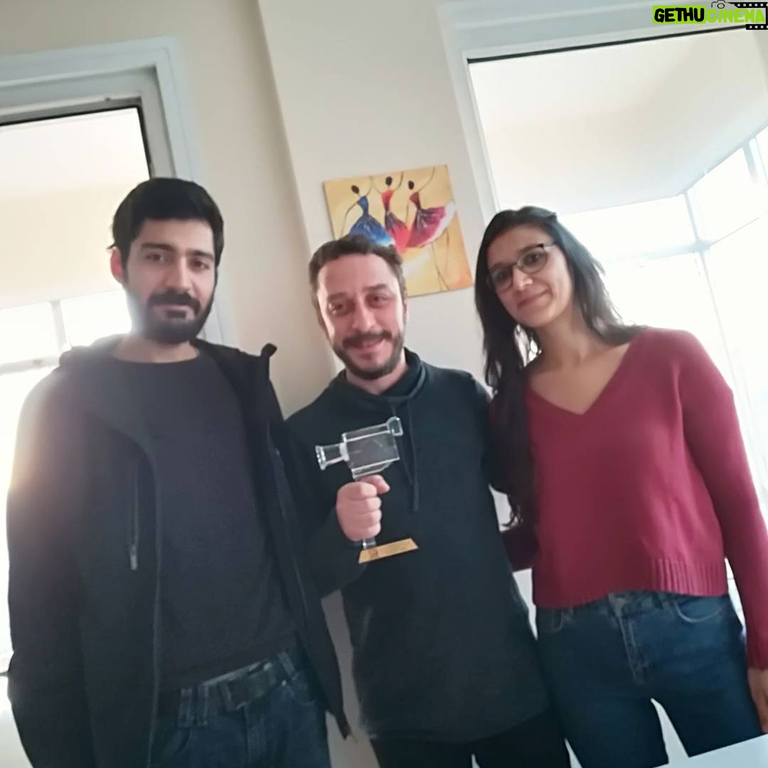 Hakan Karsak - 2.5K Likes - 5. Setem akademi bak ve uluslararası ipekyolu kısa film en iyi erkek oyuncu ödülümü 3,5 lira filminin yönetmeni Hasan Ali Kılıçgün ve yardımcı yönetmen Nilüfer Arlı'nın elinden teslim aldım.Filmde emeği geçen herkese armağan olsun...Çok teşekkür ederim...gururla..