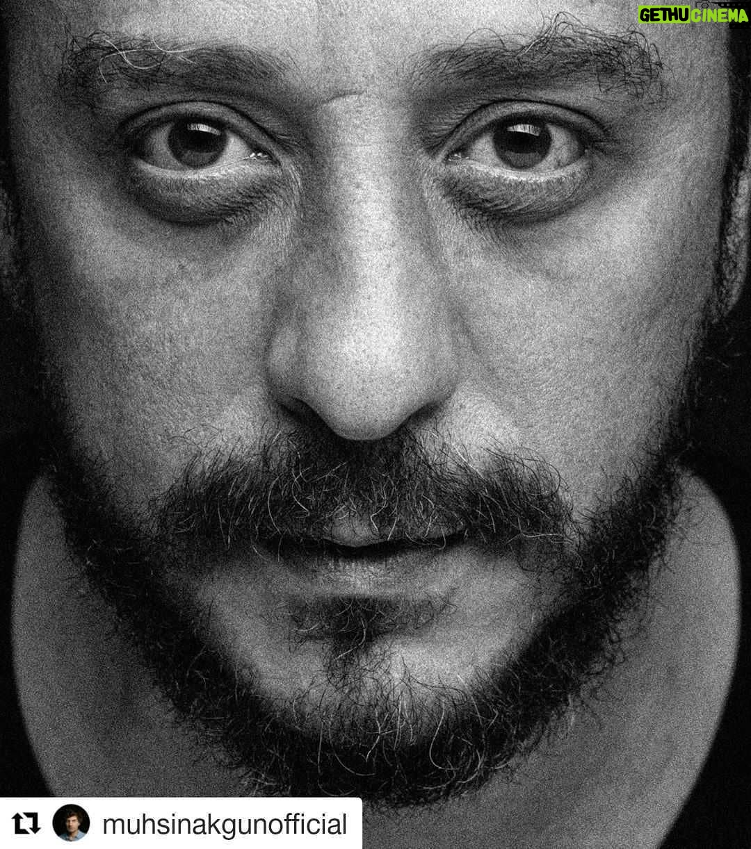 Hakan Karsak - 2.7K Likes - Teşekkürler @muhsinakgunofficial
#Repost @muhsinakgunofficial (@get_repost)
・・・
M İ N D İ T ( Miraz Bezar, 2009 )
#167 #HakanKarsak #MinDit
#BenimSinemam #MuhsinAkgün
#FotoğrafSergisi (2020 yılında proje için çekilmiştir)
Benim Sinemam!
1995-2019 yılları arasında İstanbul Film Festivali, Antalya Altın Portakal Film Festivali, Adana Altın Koza Film Festivali ve SİYAD Ödülleri’ne aday gösterilmiş filmlerden seçtiğim oyuncuların fotoğraflarından oluşan sergim, COVID-19 salgını sebebiyle önce burada sergilenecek.
25 yıllık zaman dilimini kapsayan, Türkiye’nin yeni sineması olarak adlandırdığım bu döneme dair yaptığım oyuncu seçimleri konusundaki katkılarından ötürü Murat Özer ve Uğur Vardan’a teşekkür ederim. “Benim Sinemam!” fotoğraf sergisi, 10 gün boyunca her gün yeni fotoğraflar eklenerek burada yayınlanacak.